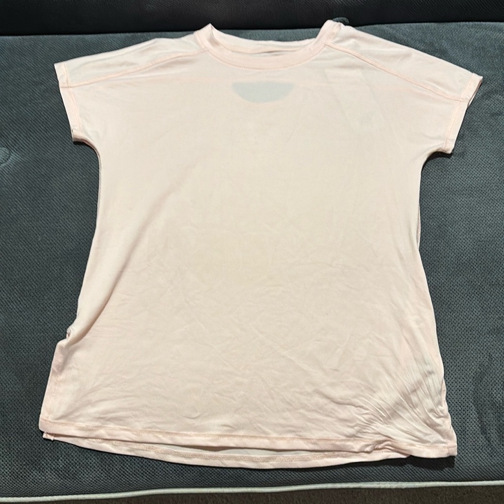 Unused pink tee and is so cute I would definitely recommend to any young girl 💖